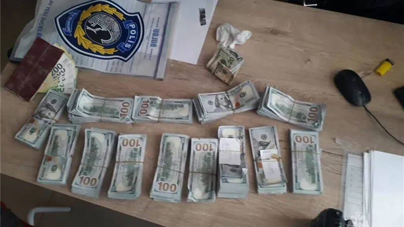 العثور على 150 ألف دولار فى وعاء أثناء إزالة الأنقاض بتركيا