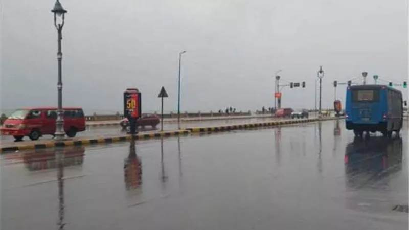 هطول أمطار غزيرة على الإسكندرية مع استمرار حركة الملاحة بالميناء