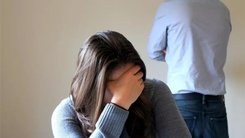 زوجة: زوجي نصاب باع منقولاتي وطردني من منزلى