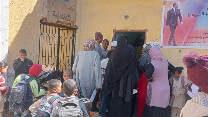 قافلة جامعة جنوب الوادي تكشف على ٨٠٧ مواطناً بقرية الحفناوية
