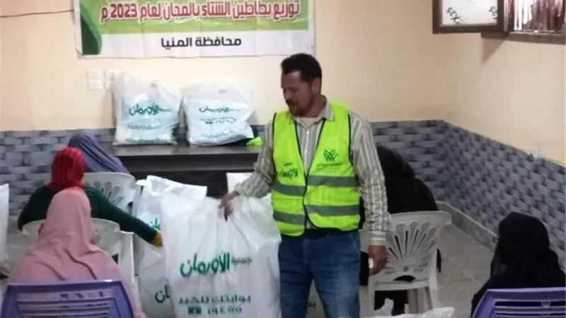 توزيع لحوم وبطاطين على 3700أسرة غير قادرة بقرى ومراكز المنيا
