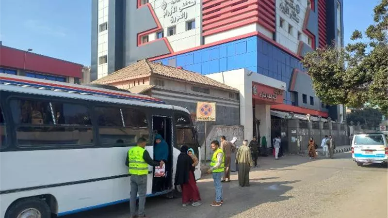فحص وعلاج 140مواطنا فى قافلة طبية علاجية مجانية فى بني سويف