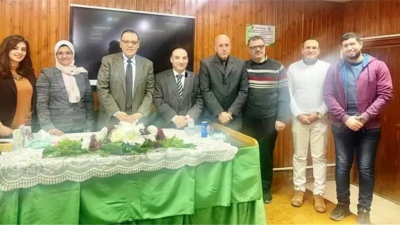 محافظ الشرقية يترأس لجنة تحكيم رسالة علمية بالصيدلة