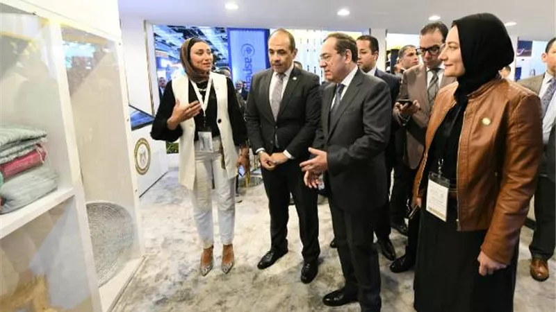 الملا يتفقد معرض مصر الدولى للبترول 