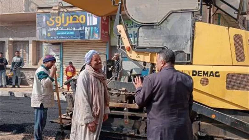 استكمال أعمال رصف 10 شوارع رئيسية بمركز ديرمواس