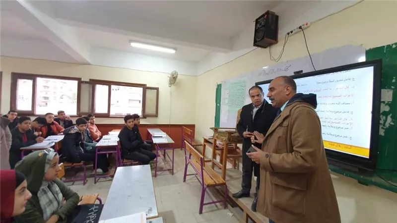 الفولي يتابع مجموعات الدعم بمدرسة ياسر فريج بشبين الكوم