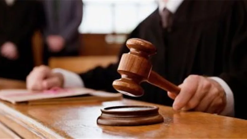 محاكمة موظف تلقى رشوة من مقاول للبناء على أراضٍ زراعية