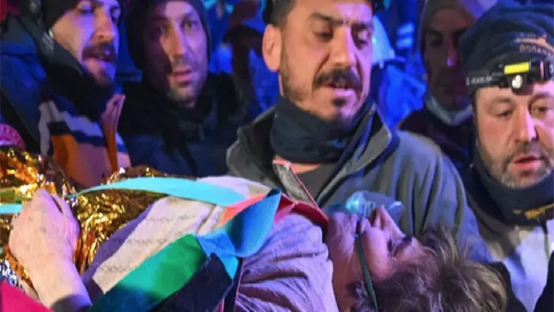 عمرها 77 عاما وصمدت تحت الأنقاض 212 ساعة.. فيديو