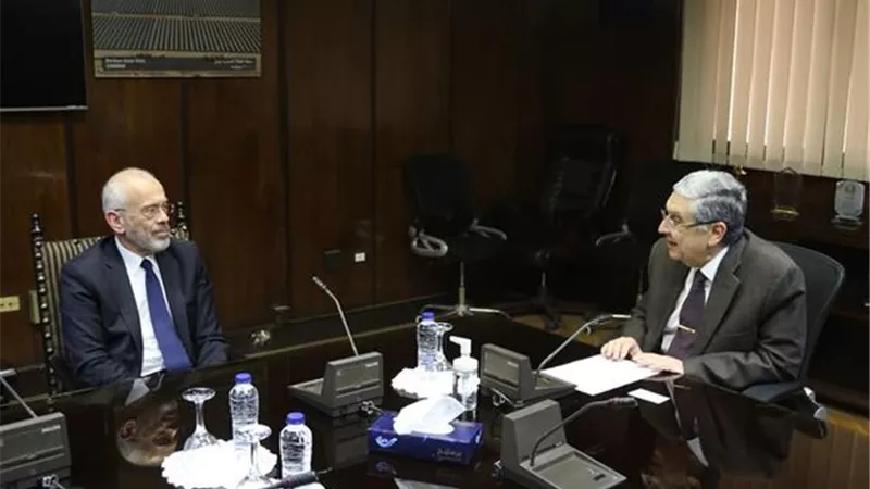 وزير الكهرباء يبحث مع سفير اليونان الربط الكهربائي بين البلدين