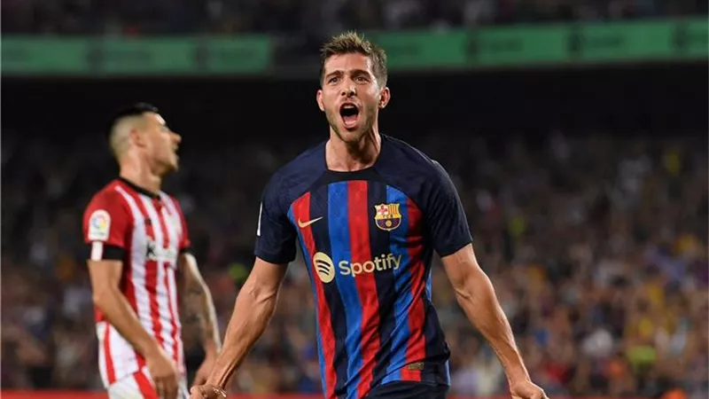 برشلونة يقترب من تجديد عقد نجم الفريق