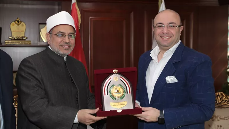 غنيم ورئيس جامعة الأزهر يتفقدان القافلة التنموية ببنى سويف
