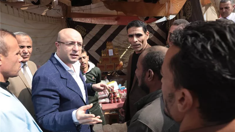 محافظ بني سويف يتفقد شادر توفير السلع واللحوم بقرية الحمّام