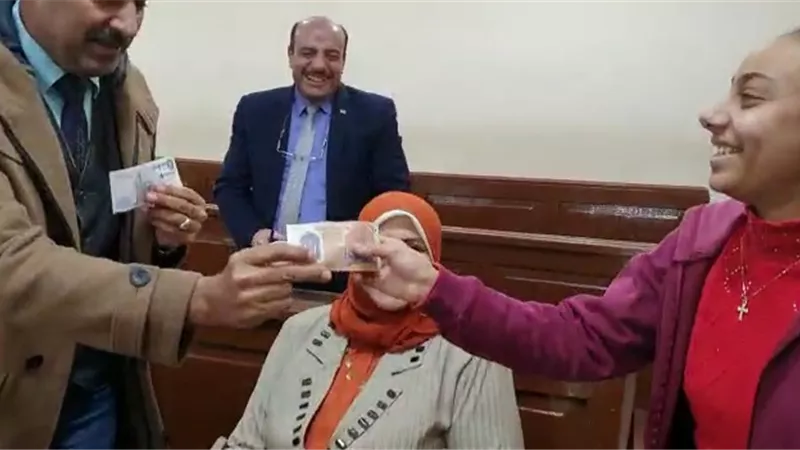 شاهد ..مكافأة فورية من الفولى للطالبة ( ملك ) لتفوقها في الكيمياء