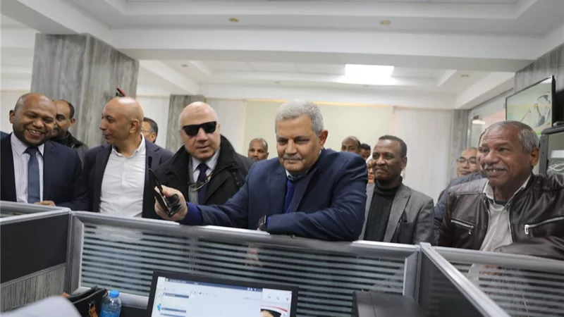 رئيس القابضة للمياه يتفقد الخط الساخن لمياه أسوان.. صور