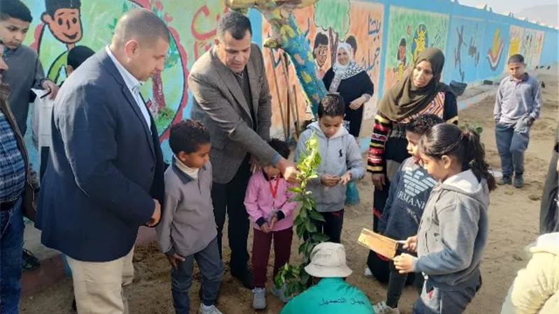 مدارس السويس تستقبل ١٠٠ مليون شجرة مثمرة