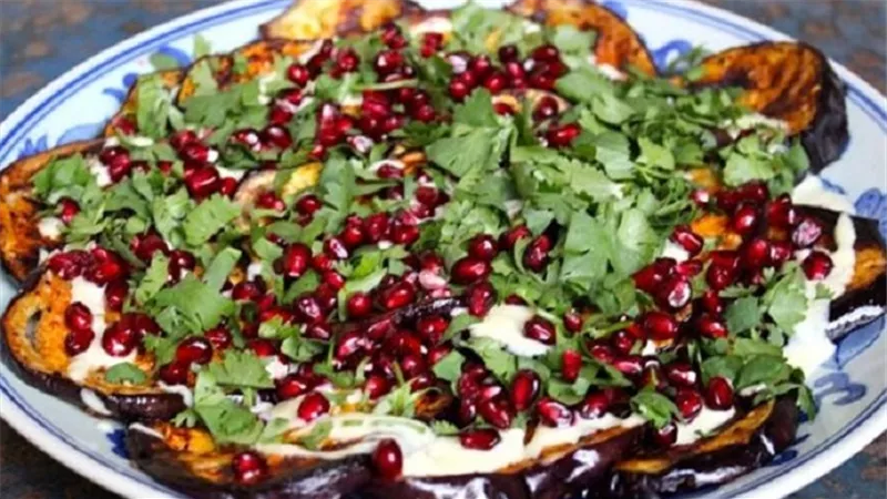 طريقة عمل سلطة الباذنجان بالزبادي والطحينية