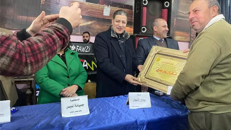 النائب عادل النجار يكرم مجموعة من المعلمين المتميزين بدسوق