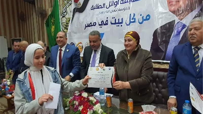 حزب مستقبل وطن يُكرم أوائل الطلبة بتعليم القليوبية.. صور