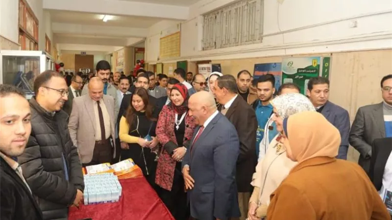 نائب رئيس جامعة الزقازيق يشهد فعاليات الملتقى التوظيفى