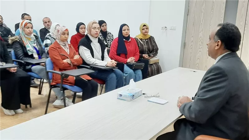 رئيس جامعة طيبة التكنولوجية يجتمع بأعضاء هيئة التدريس ومعاونيهم