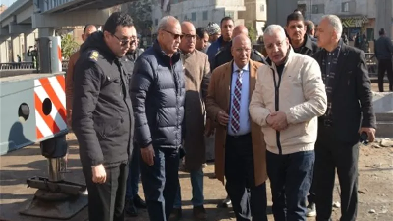 محافظ القليوبية ورئيس هيئة الطرق يتابعان اعمال رفع كوبري المشاة