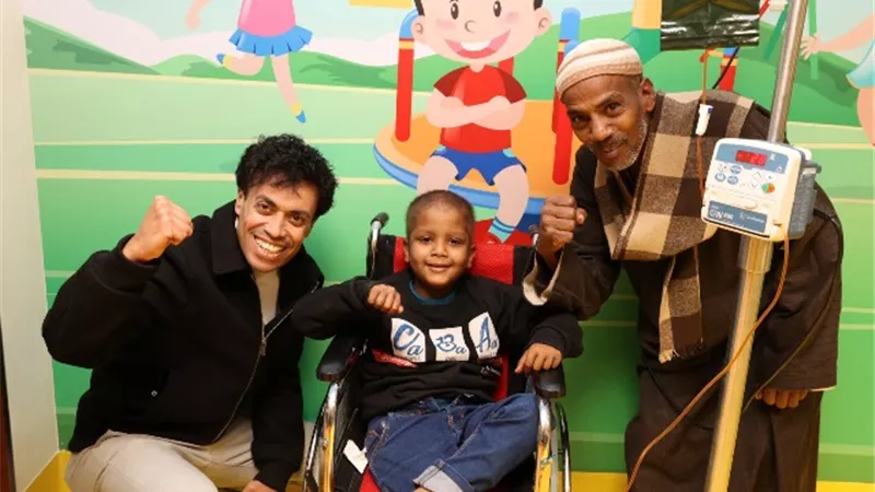 محمد فهيم يدعم الأطفال بمستشفى شفاء الأورمان بالأقصر