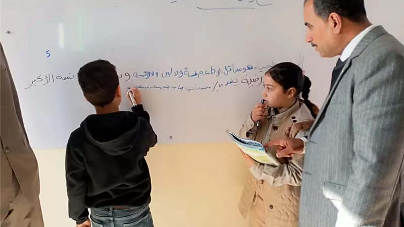 مدير تعليم الخانكة يتفاعل مع طلاب مدرسة المحمدية علي السبورة