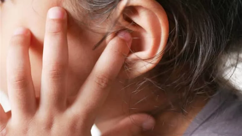 ما هى أسباب الإصابة بانسداد الأذن الشمعي؟.. وكيف تعالجه؟