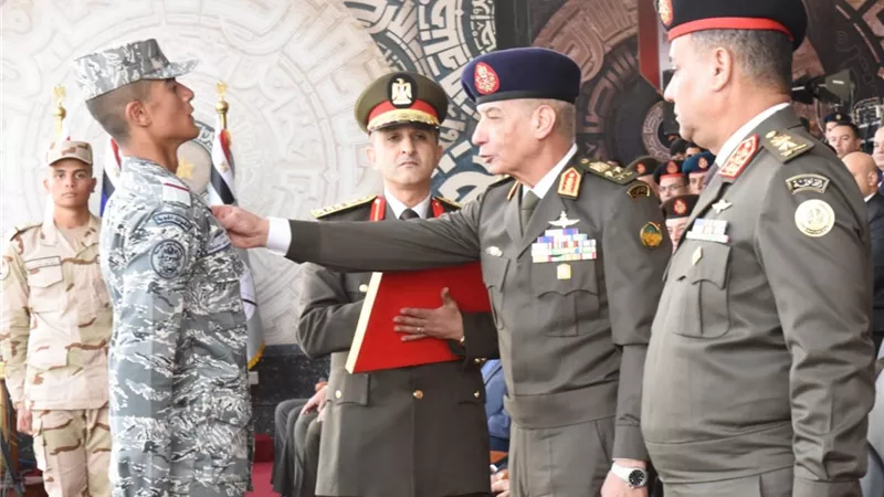 وزير الدفاع يشهد حفل إنتهاء فترة الإعداد العسكرى لطلبة الأكاديمية العسكرية المصرية والكليات العسكرية