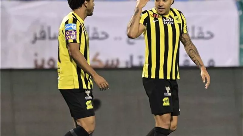 اتحاد جدة يهزم الاتفاق ويتصدر الدورى السعودى