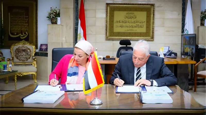 وزيرة البيئة ومحافظ جنوب سيناء يوقعان وثيقة خطة الأنشطة البحرية
