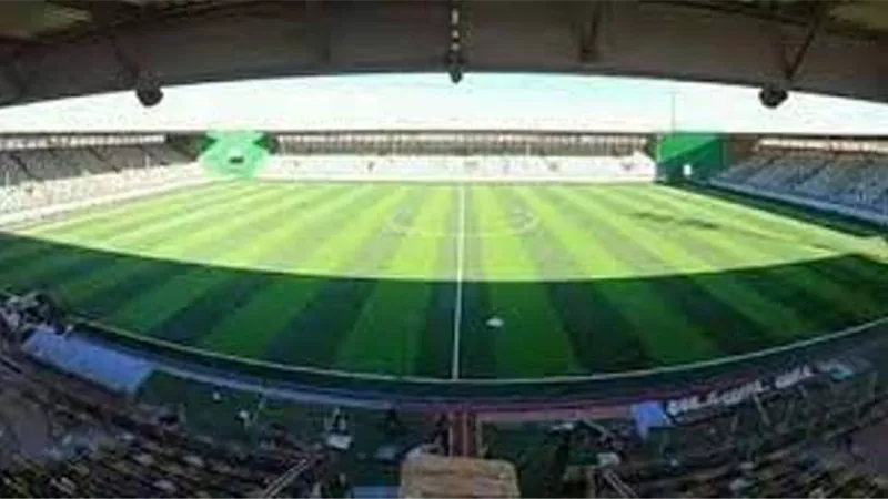 حافلة الزمالك تصل ستاد شهداء بنينا لخوض مواجهة المريخ السودانى