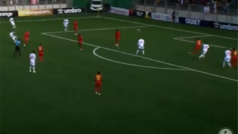 حارس المريخ يمنع تسديدة دونجا من احراز الهدف الاول للزمالك