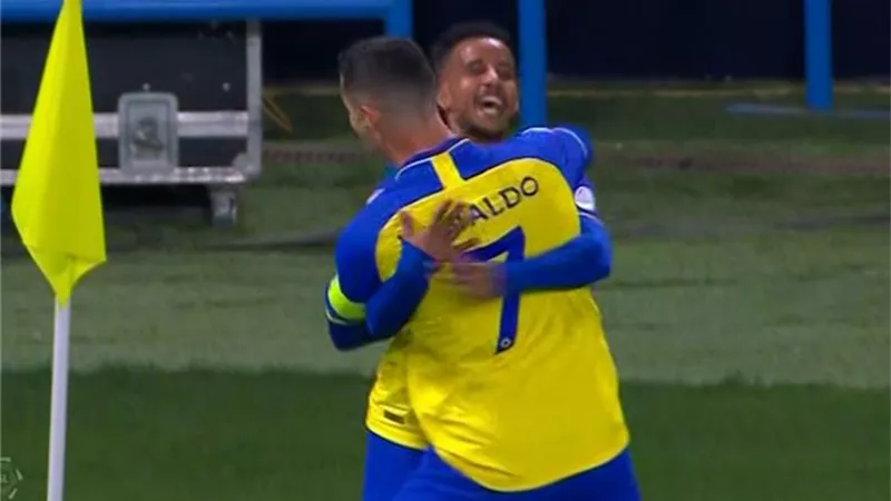 النصر يتقدم علي التعاون بهدف صناعة رونالدو بالشوط الأول .. فيديو