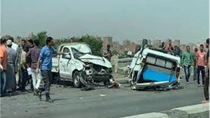 إصابة 11 فى تصادم سيارتى نقل وميكروباص بصحراوى البحيرة