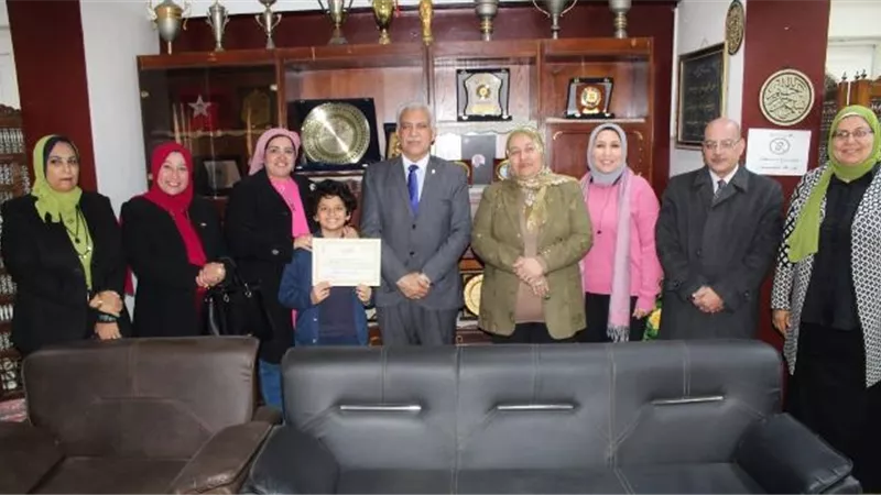 تفاصيل تكريم طالب بإدارة الشروق وبدر من مدير التعليم فى القاهرة