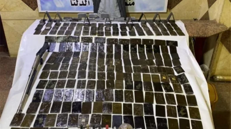 االداخلية تضبط شخص بـ259 طربة حشيش وكمية من الأفيون والأسلحة بالب