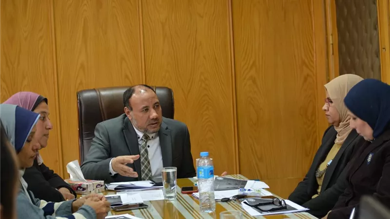 نائب رئيس جامعة الأزهر يجتمع مسئولي لجنة البيئة وخدمة المجتمع