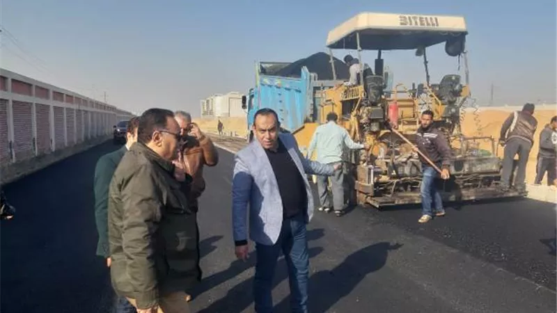رئيس جهاز الشروق يعلن البدء فى رصف أهم محور المدينة.. بالصور