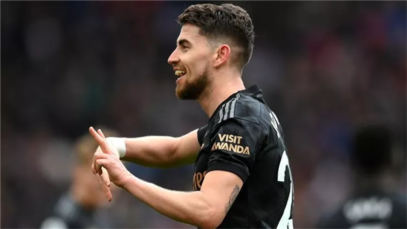 جورجينيو بعد هدفه القاتل أمام أستون فيلا: الدوري الإنجليزي الأفضل