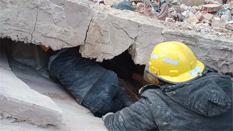 مفاجأت انهيار عقار مينا البصل.. عم أحمد توفي بعد إنقاذه