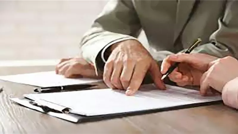 أخذ الأجرة على كتابة الديون أو توثيقها..هل يُعتبر ربا؟