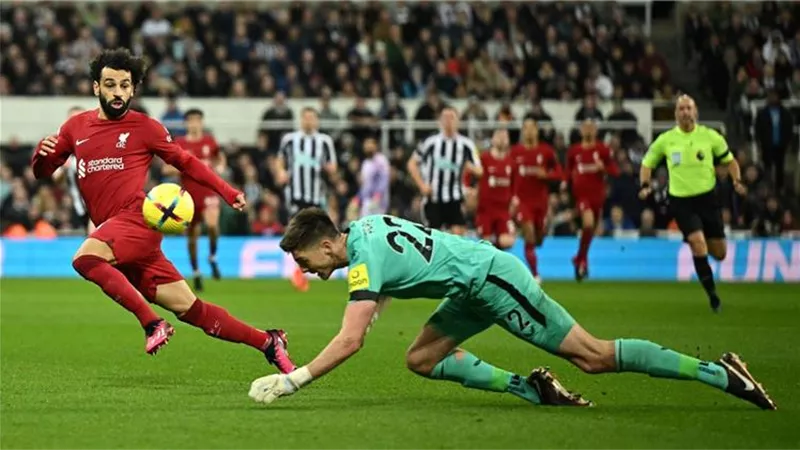 مدرب نيوكاسل عن طرد حارس مرماه بسبب محمد صلاح : قرار قاس
