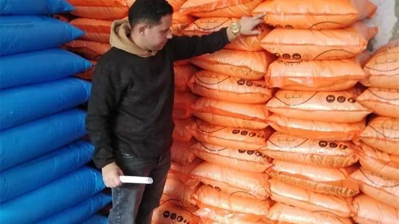 ضبط 8 طن سماد مدعم قبل بيعها بالسوق السوداء بمركز العدوة