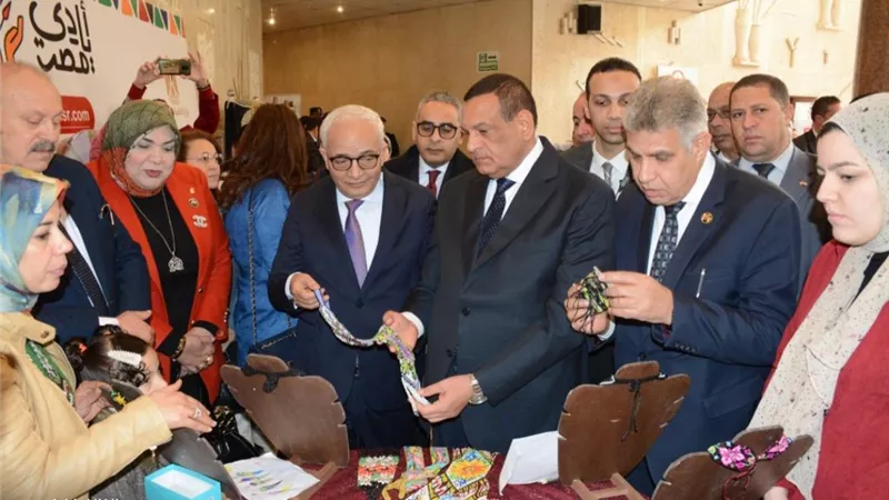 آمنة وحجازى يتفقدان معرض أيادي مصر للمنتجات اليدوية بدمنهور..صور