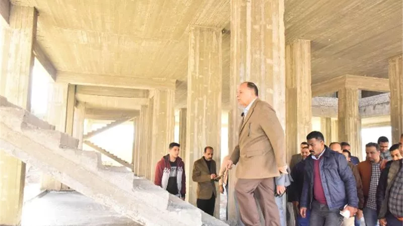 محافظ أسيوط بتفقد أعمال إنشاء المركز الصحي ومركز تنمية الأسرة