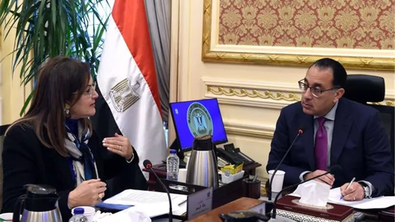 رئيس الوزراء يتابع مع وزيرة التخطيط نتائج جولة الترويج للاستثمار