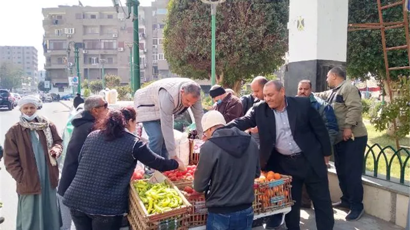 محافظ أسيوط: الدفع بسيارات متنقلة محملة بالخضر والفاكهة وبيض