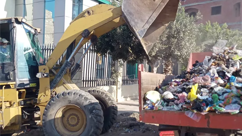 استكمال أعمال رفع القمامة وصيانة أعمدة الإنارة بالقنطرة غرب