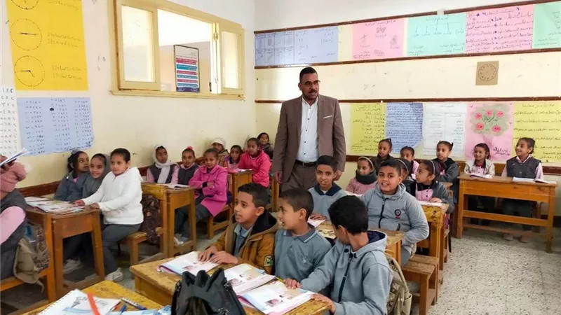 مدير عام قنا التعليمية يشدد على تنفيذ مبادرة زراعة ١٠٠مليون شجرة